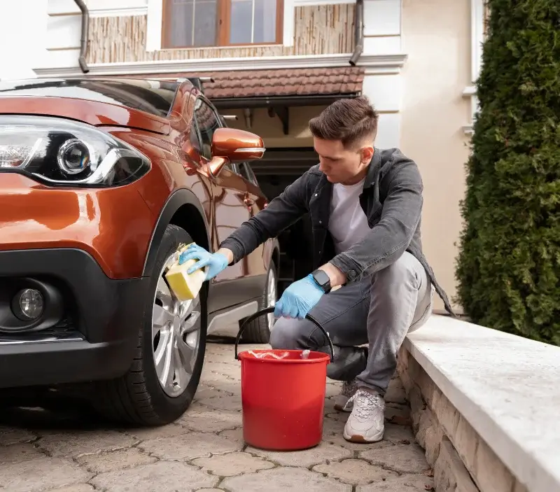 Lavage auto à domicile La Tour-d'Aigues : professionnel intervenant sur un véhicule
